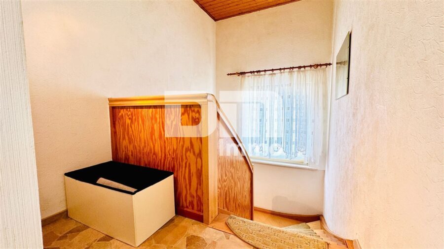 Modernisiertes Zweifamilienhaus mit Maisonettebereich in Panorama Traumlage + Garage / Terrasse - DG Treppenaufgang